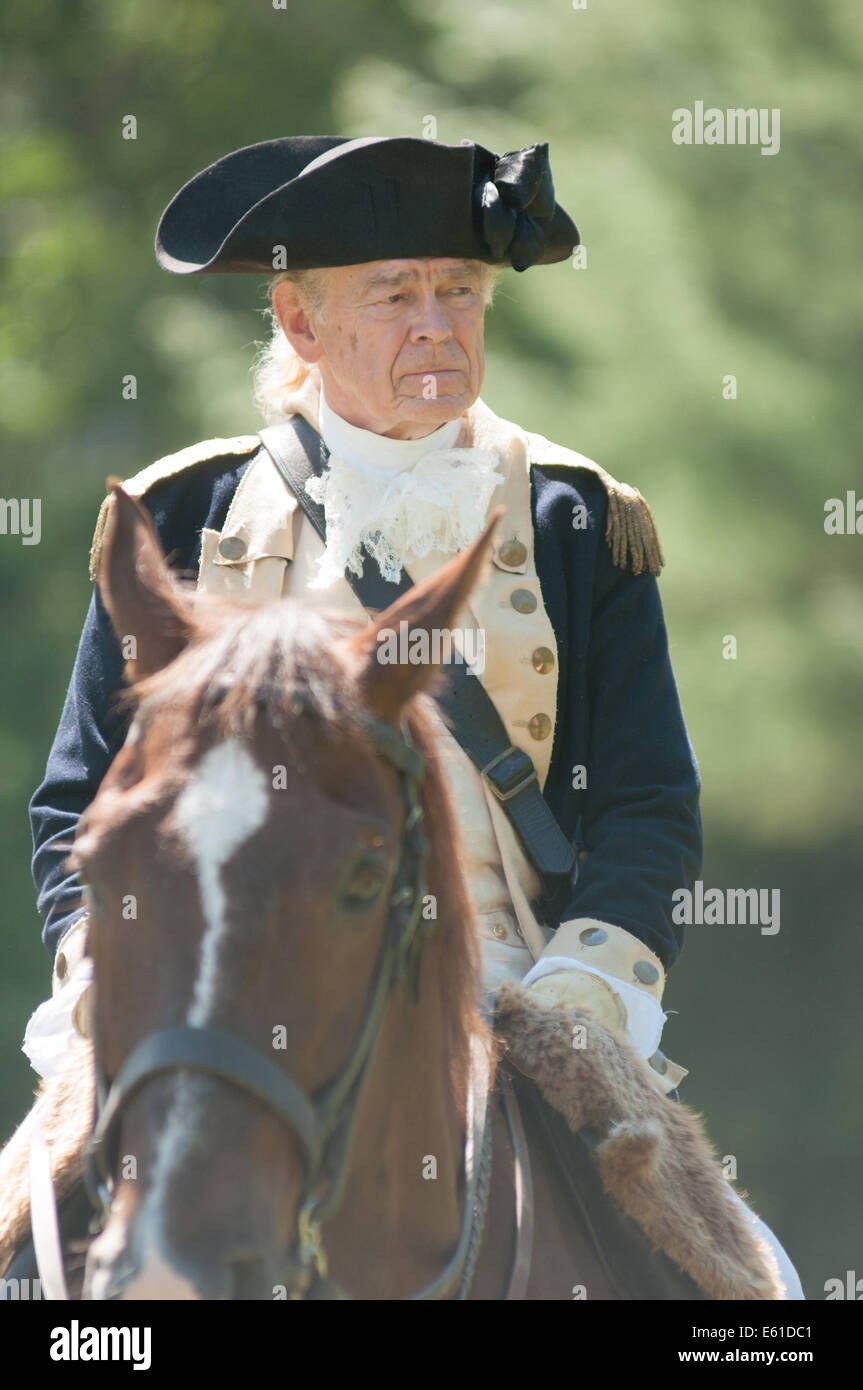 Un historique de la reconstitution médiévale joue le Général George Washington à cheval lors d'un événement dans le Massachusetts, USA. Banque D'Images