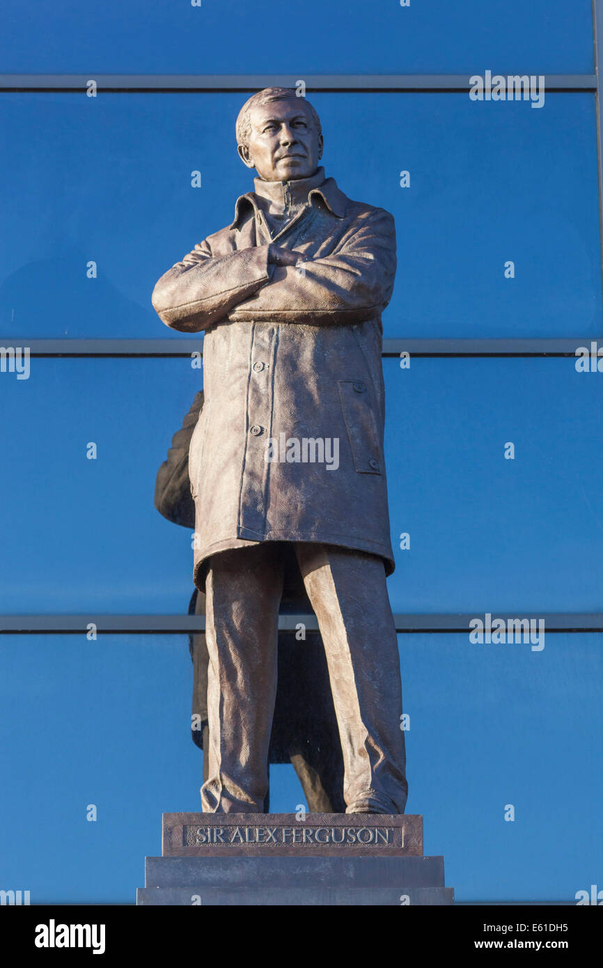 En Angleterre, Manchester, Salford, le Stade de Football Old Trafford et Statue de Alex Ferguson Banque D'Images