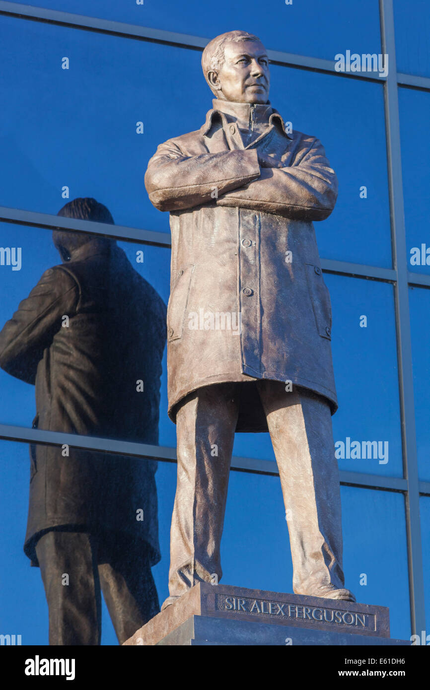 En Angleterre, Manchester, Salford, le Stade de Football Old Trafford et Statue de Alex Ferguson Banque D'Images