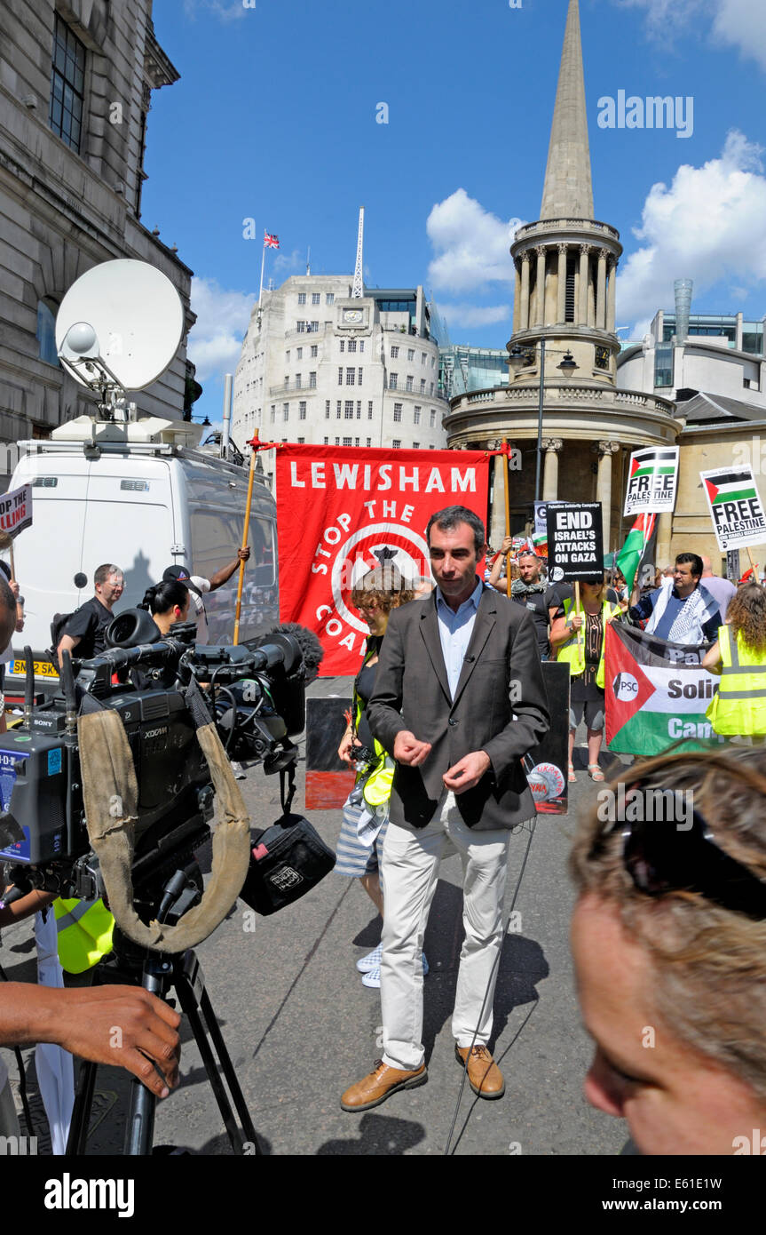 Journaliste de télévision, faisant une diffusion à l'extérieur dans la rue Regent par BBC Broadcasting House au cours de la marche pour Gaza, Août 2014 Banque D'Images