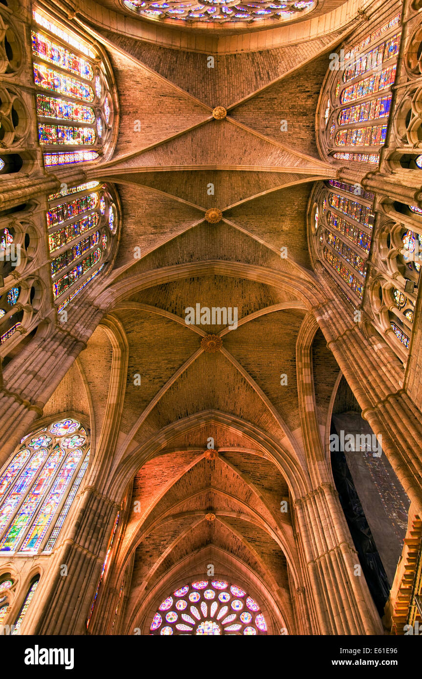 Le célèbre intérieur et vitraux de la Catedral de Loen, Espagne Banque D'Images