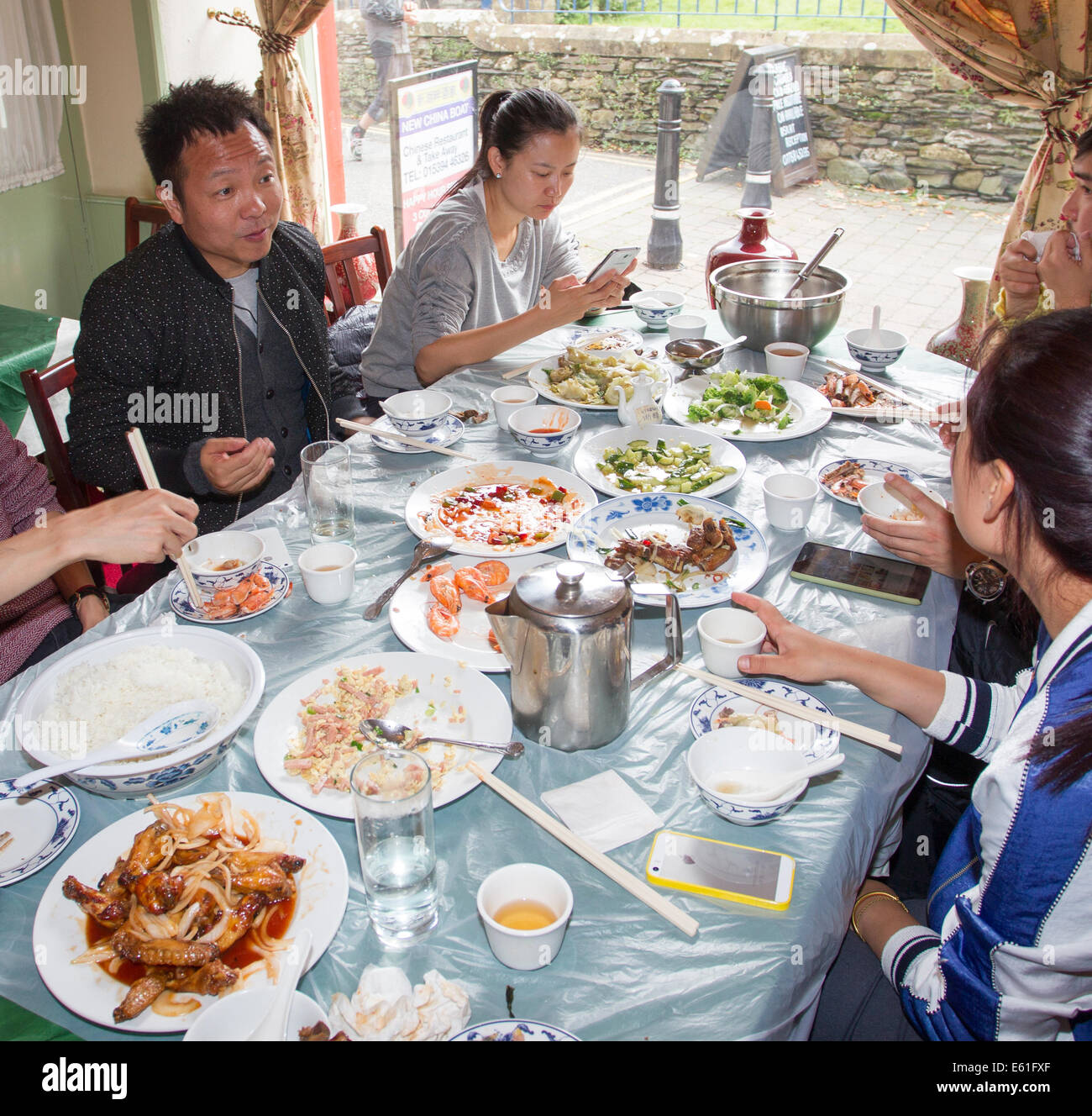 Le lac Windermere, Cumbria, Royaume-Uni. 11e Août, 2014. XU Wei rock star chinois visites Lake District dans le cadre de faire un documentaire sur la musique et les voyages, "Sur la route de la musique" pour le Travel Channel , réseau de télévision en Chine.Il est allé sur une croisière sur le bateau de passagers Miss Cumbria Windermere Lake Cruises ,lors du tournage, sur le lac Windermere Photo de Xu Wei et les musiciens ont une pause déjeuner, avant de partir pour l'Edinburgh Fringe Crédit : Gordon Shoosmith/Alamy Live News Banque D'Images