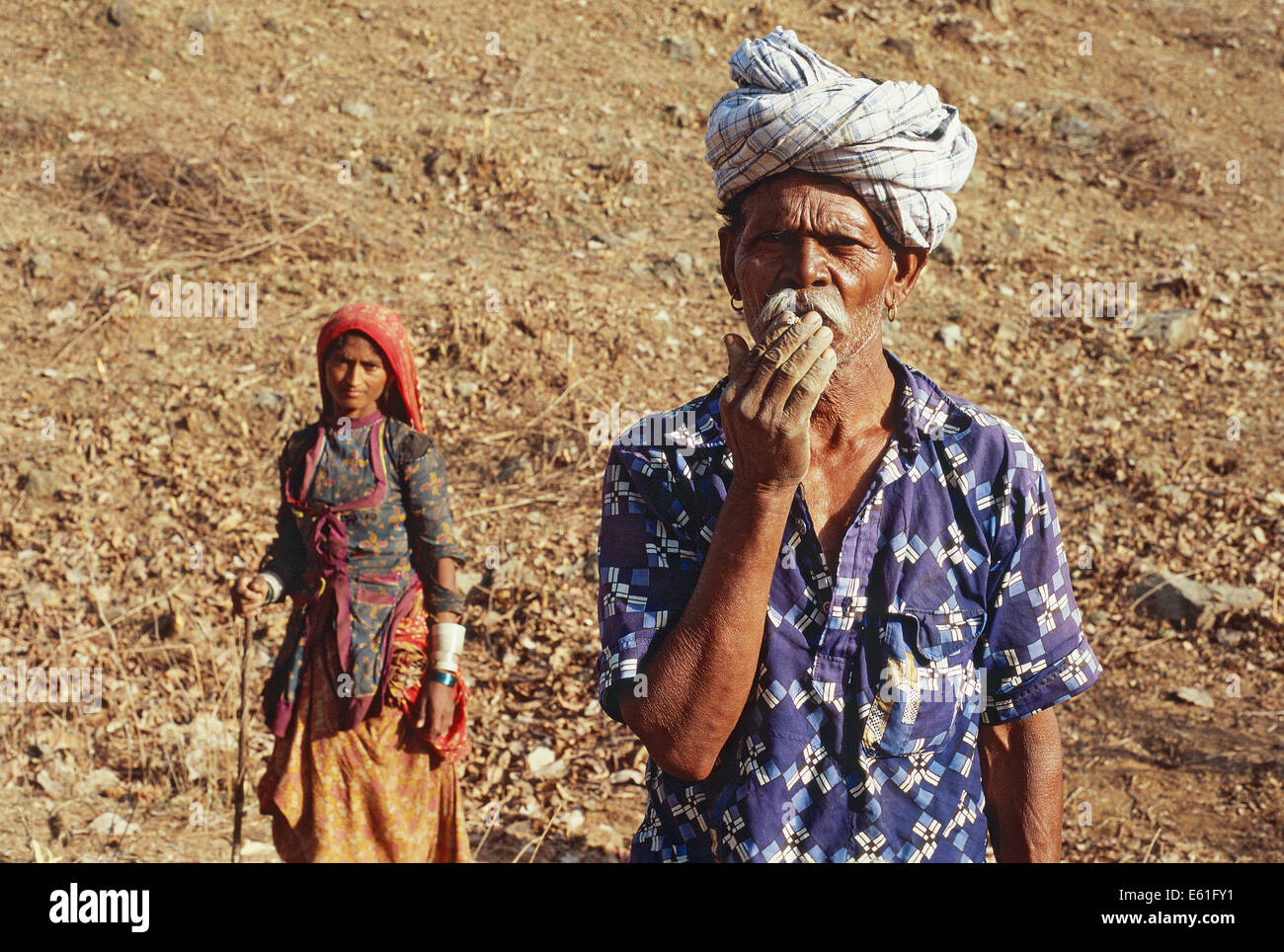 Garasia Couple appartenant à la tribu. L'homme est un 'fumeurs' bidi ( la cigarette traditionnelle indienne) (Inde) Banque D'Images