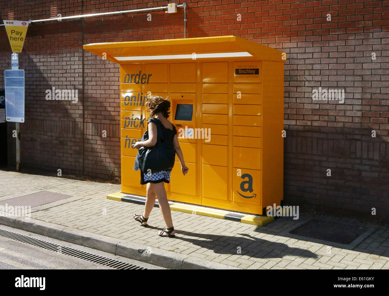 Amazon 'click & collect' à la station de métro Finchley Central, Londres Banque D'Images