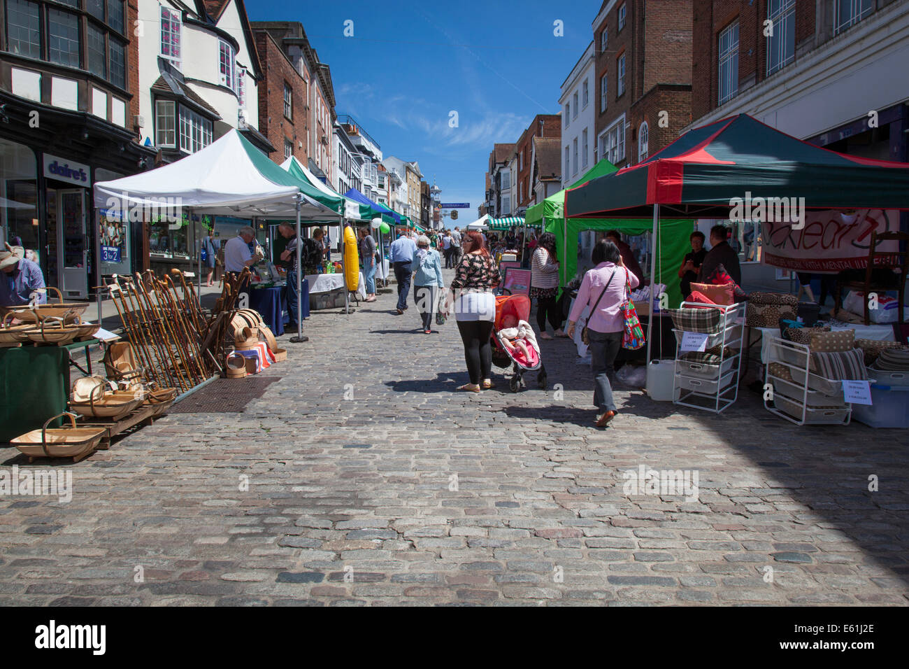 Vue vers le haut de la Grand-rue à Guildford le jour du marché. Banque D'Images