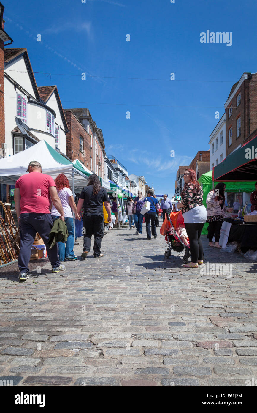 Vue vers le haut de la Grand-rue à Guildford le jour du marché. Banque D'Images