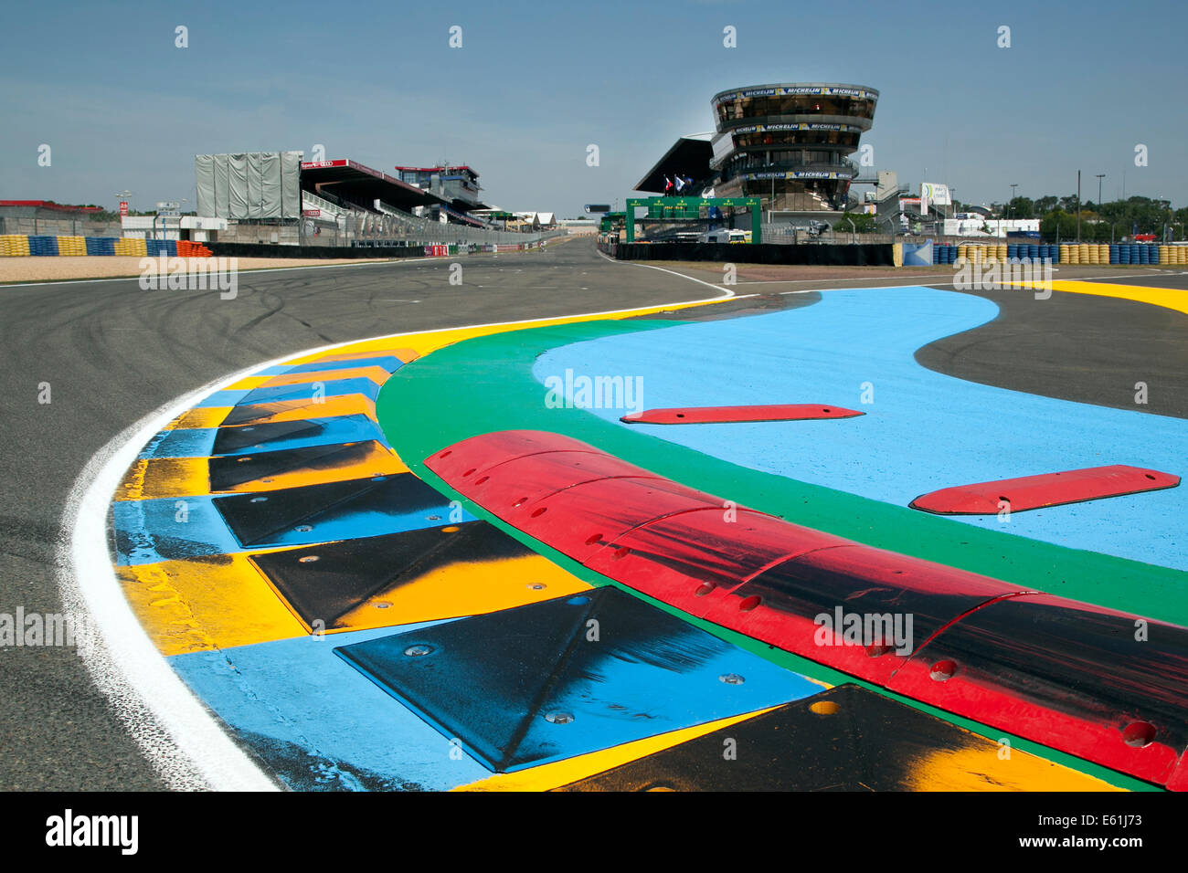 Le Mans Départ/arrivée strait montrant la FIA a soulevé dans la Chicane Ford bordures Banque D'Images