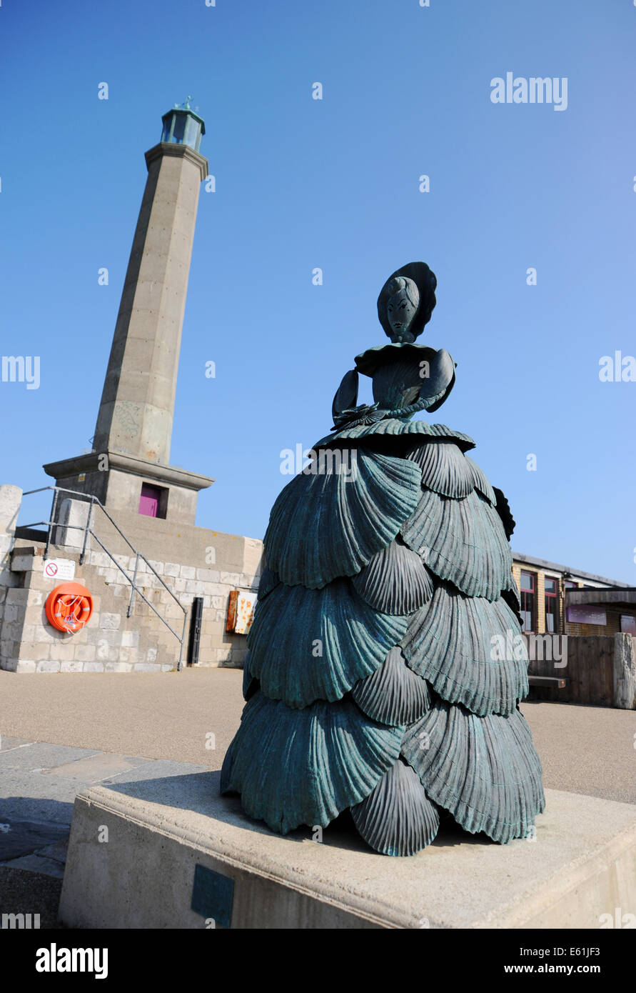 Margate Kent UK - le phare et la sculpture de femme en coquille sur le bras du port Banque D'Images