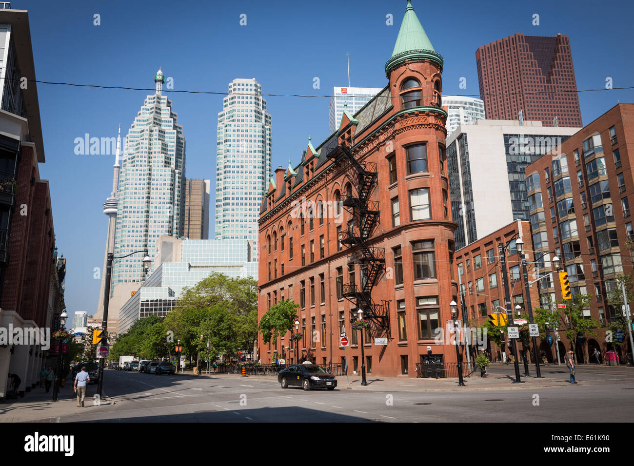 Toronto, Ontario, Canada, Amérique du Nord. L'ancien et le nouveau bâtiment architecture dans cette ville moderne. Banque D'Images