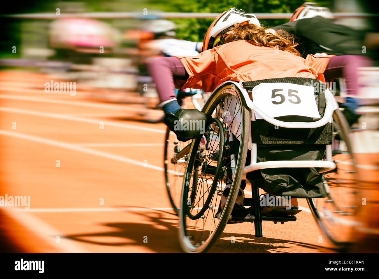 Les athlètes à une course en fauteuil roulant dans un stade avec motion blur, objectif de vignettage et Nik collection Analog Efex Pro 2 effet film Banque D'Images