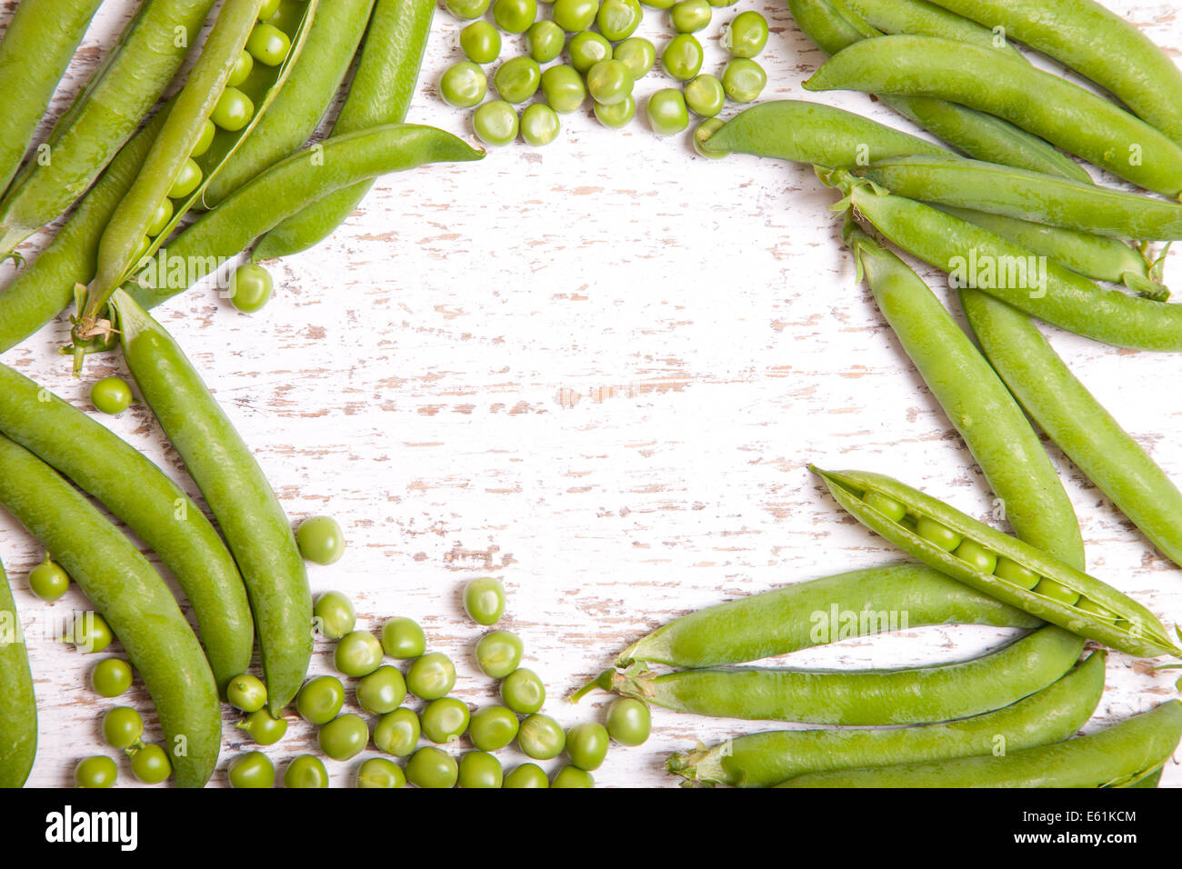 Pois verts frais blanc sur fond de bois Banque D'Images