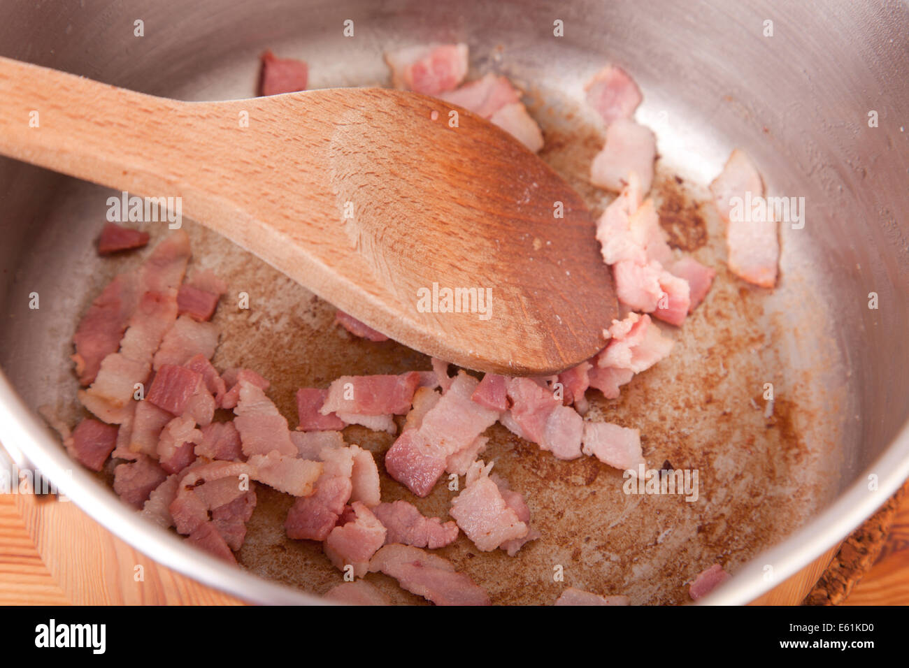 La cuisson entrelardées de bacon fumé dans la casserole. Banque D'Images