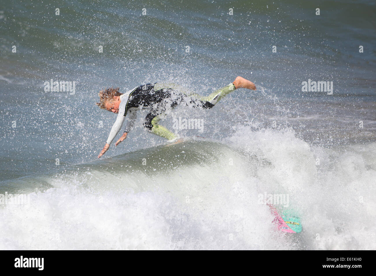 Newquay, Cornwall, UK. 10e Août, 2014. Météo : Les restes de l'ouragan Bertha a frappé la côte de Cornouailles provoquant une mer difficile et de hautes vagues. Les jeunes et les vieux profiter de la haute mer. Credit : Nicholas Burningham/Alamy Live News Banque D'Images