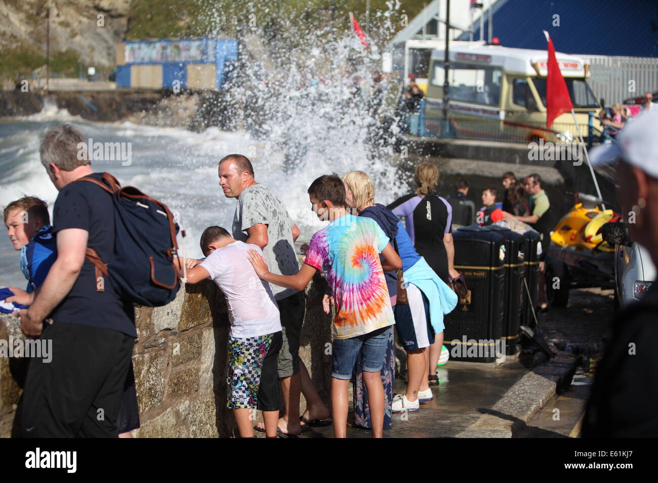 Newquay, Cornwall, UK. 10e Août, 2014. Météo : Les restes de l'ouragan Bertha a frappé la côte de Cornouailles provoquant une mer difficile et de hautes vagues. Les jeunes et les vieux profiter de la haute mer. Credit : Nicholas Burningham/Alamy Live News Banque D'Images