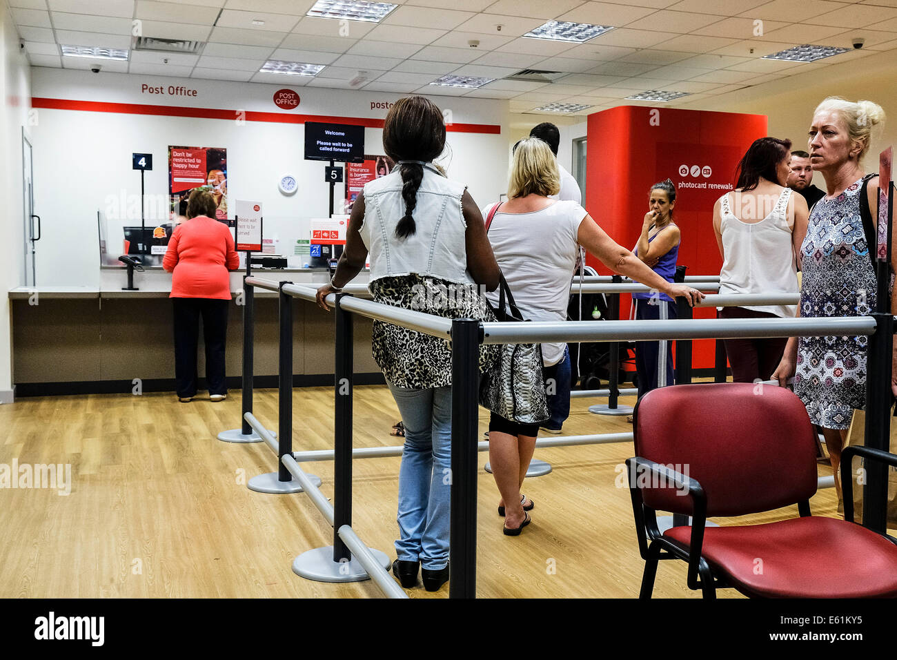 Les clients du patient la queue dans un bureau de poste. Banque D'Images