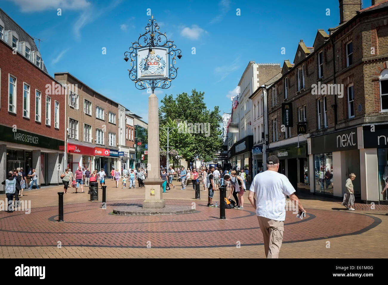 Le centre-ville de Chelmsford zone piétonne commerçante High Street. Banque D'Images