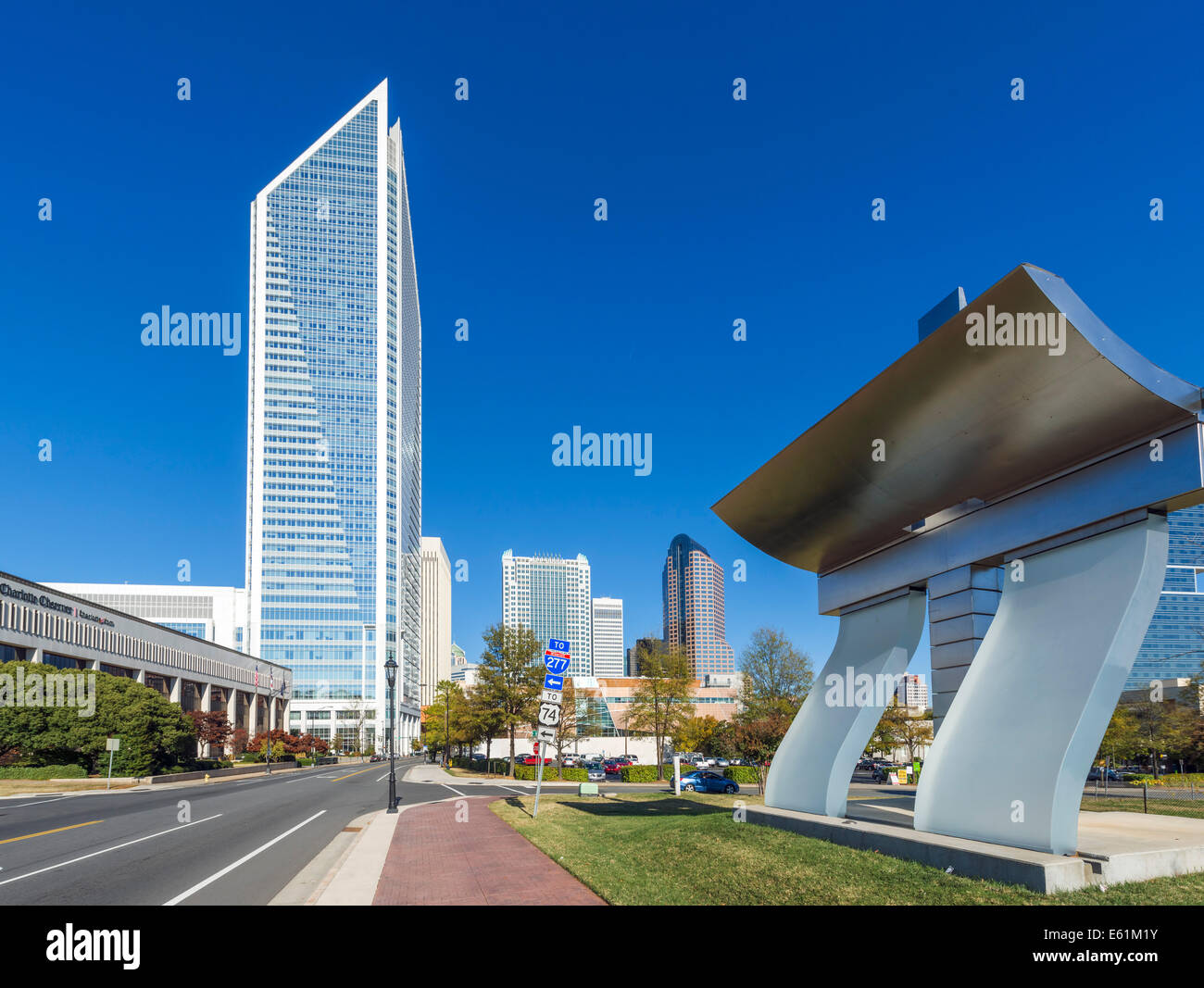 Le centre-ville de South Tryon Street avec Duke Energy gratte-ciel à gauche et à droite Monument Table Queens, Charlotte, NC Banque D'Images