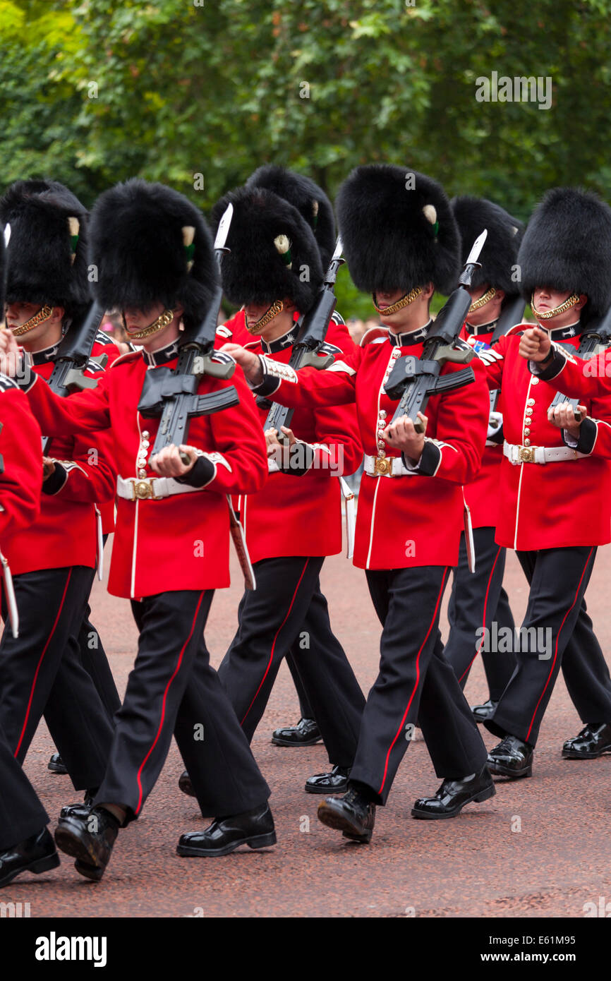 Royal foot Guards of the Queen's Guard, marchant dans le Mall de Londres pendant le Trooping the Color Parade, Londres, Angleterre, Royaume-Uni Banque D'Images