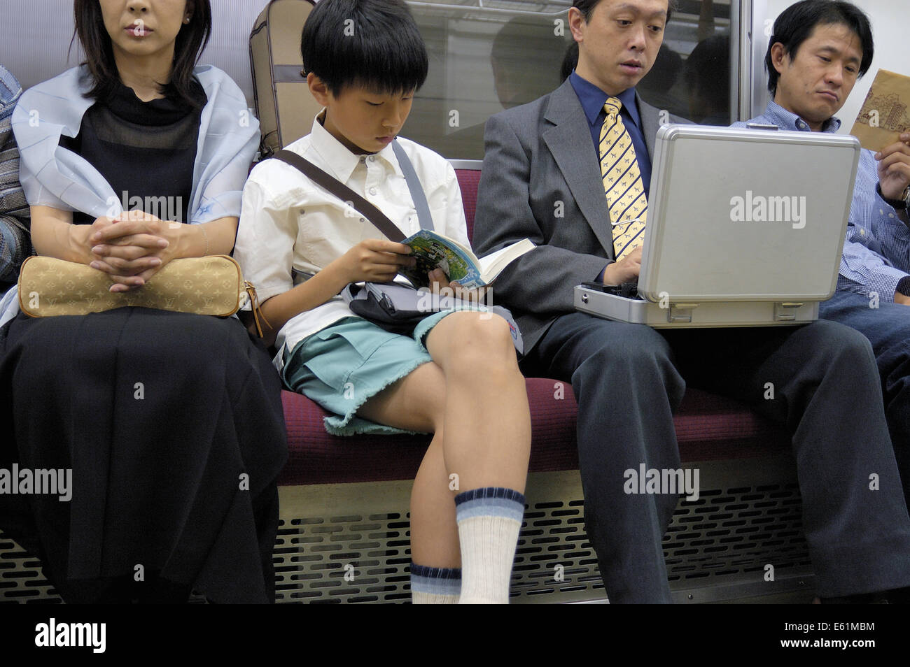 Les voyageurs sur le train de Tokyo, Japon Banque D'Images