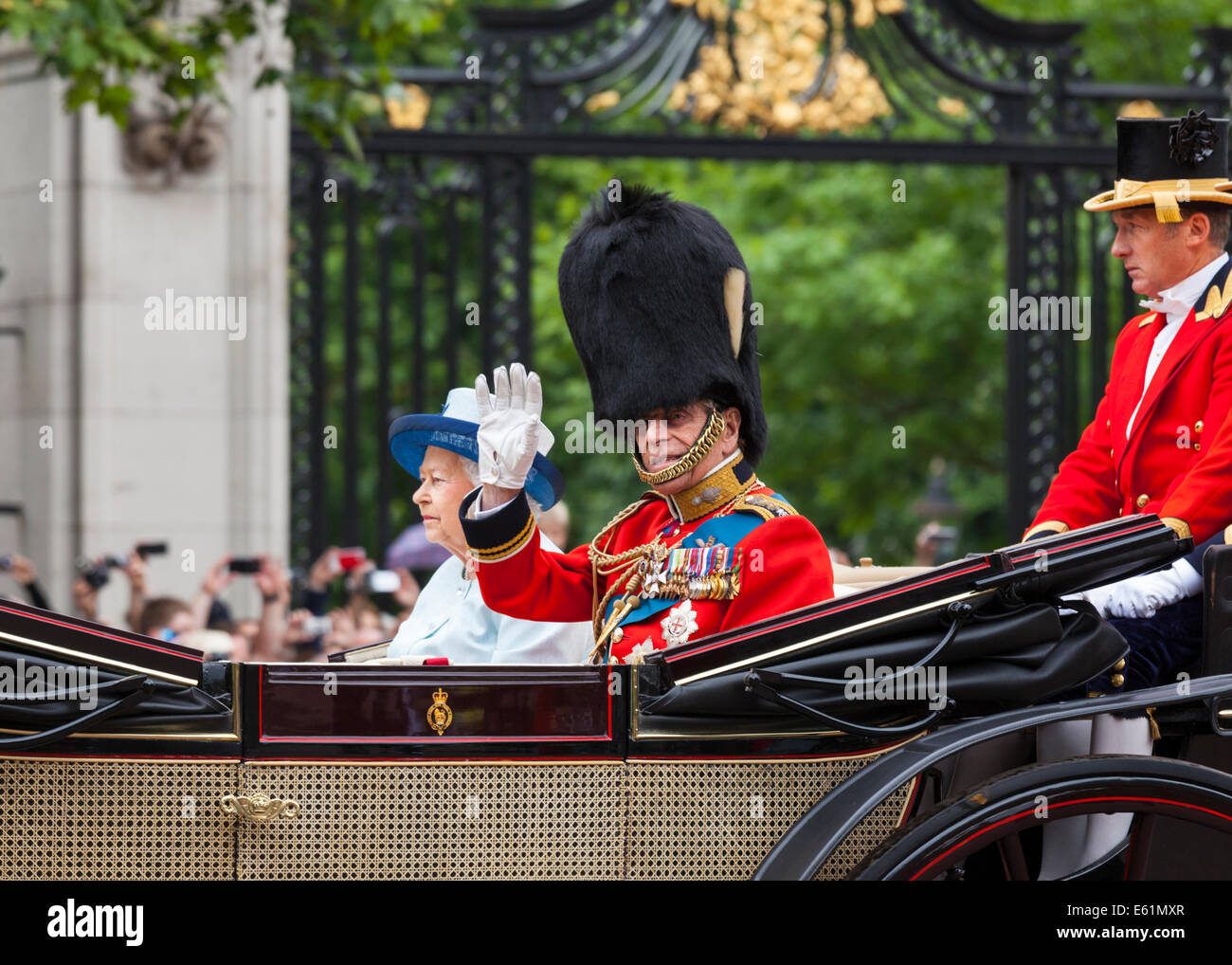 Sa Majesté la Reine Elizabeth et le Prince Philip forme à partir d'un transport à une parade la couleur, le Mall, Londres Banque D'Images