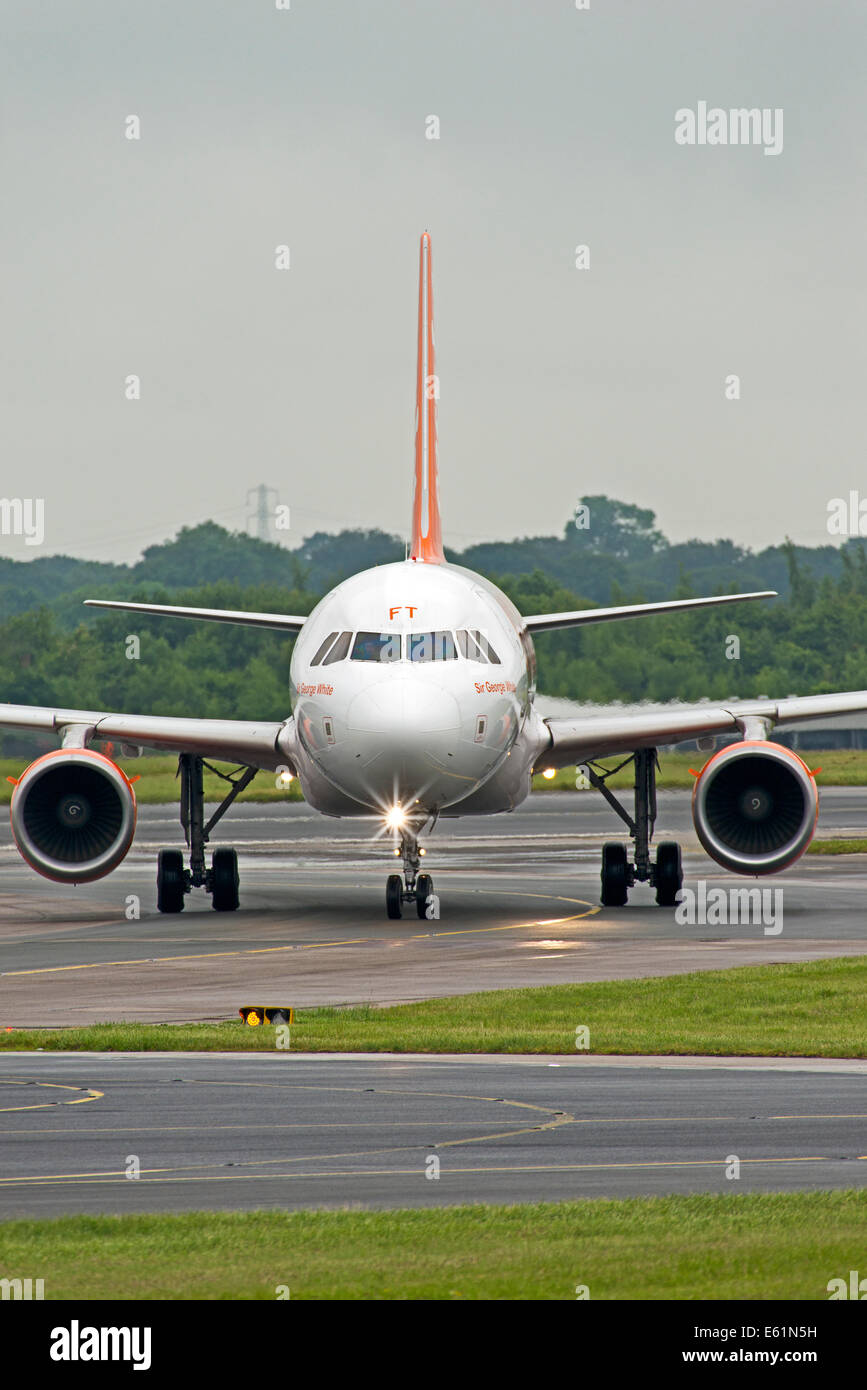 L'aéroport de Manchester England Uk G-EZFT Easyjet Airbus A319-111 de la piste des arrivées Banque D'Images