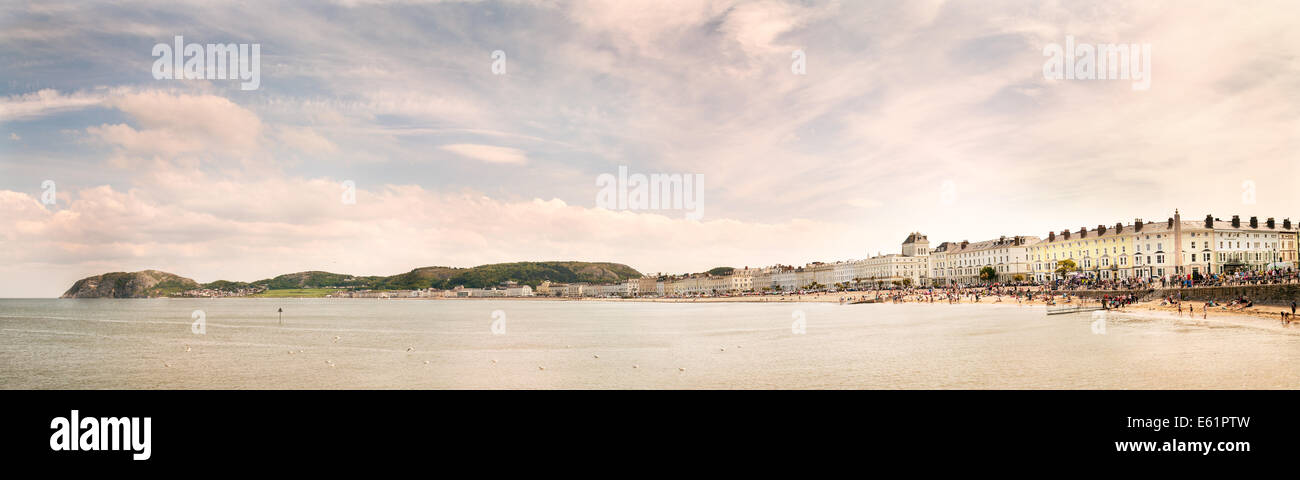 Vue panoramique du front de mer de Llandudno beach, promenade little Orme, et bâtiments de l'hôtel victorien. Le Nord du Pays de Galles, Grande-Bretagne. Banque D'Images