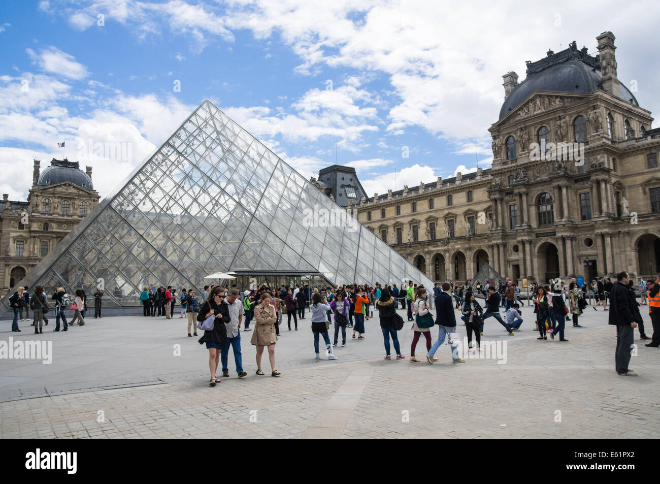 Les touristes et visiteurs à l'extérieur du musée du Louvre à Paris, France Banque D'Images