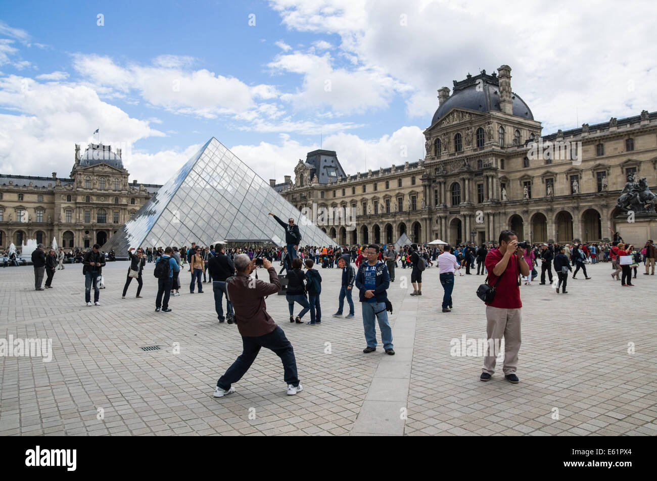 Les touristes et visiteurs à l'extérieur du musée du Louvre à Paris, France Banque D'Images