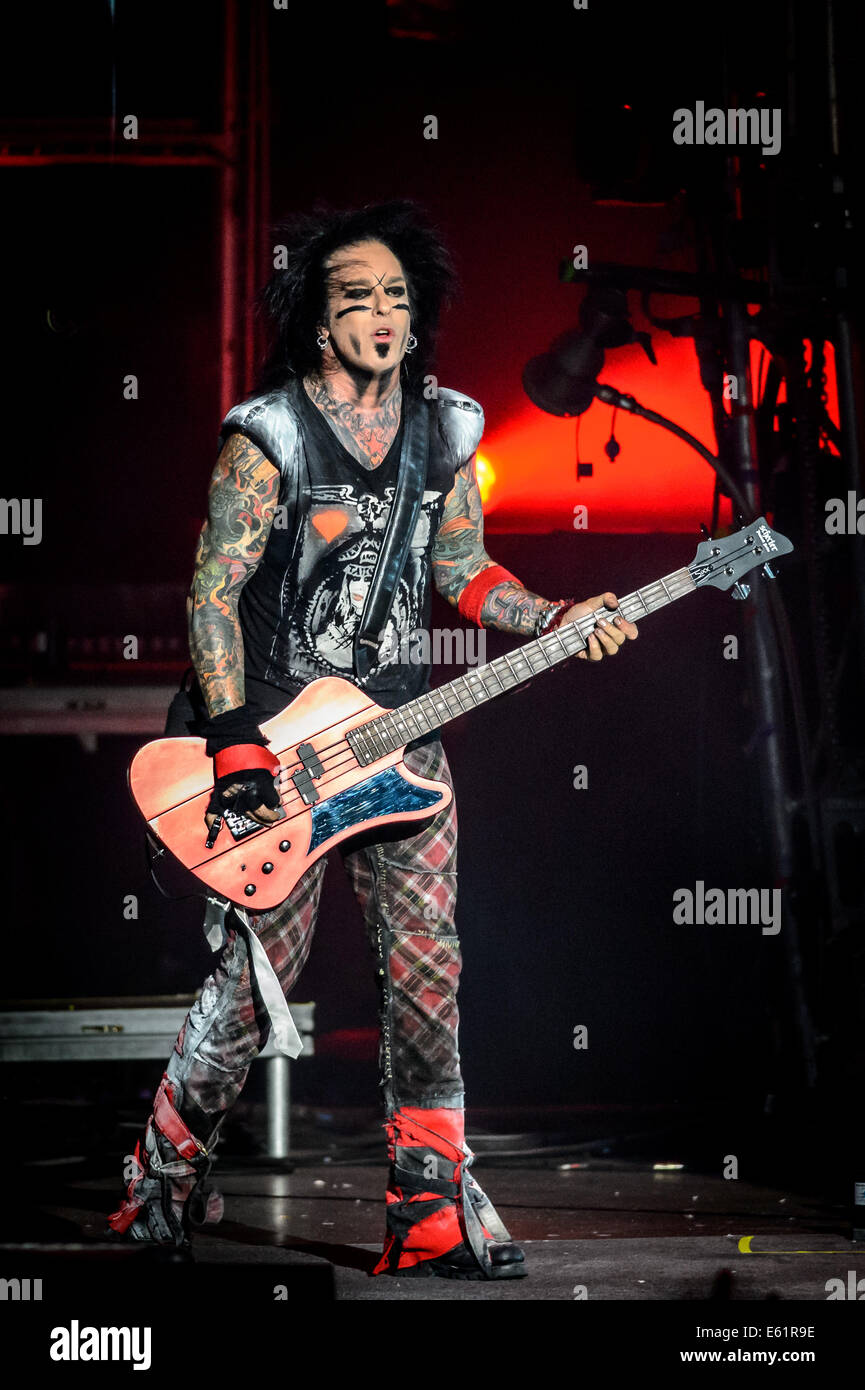 Toronto, Ontario, Canada. 10e Août, 2014. Le groupe de heavy metal américain 'Motley Crue'' soufflant de la toiture à l'Amphithéâtre Molson Canadian à Toronto à leur dernière perfomance dans le cadre de la 'adieu la dernière tournée". Les membres de la bande'' TOMMY LEE, Vince Neil, Nikki Sixx, Mick Mars. © Igor Vidyashev/ZUMA/Alamy Fil Live News Banque D'Images
