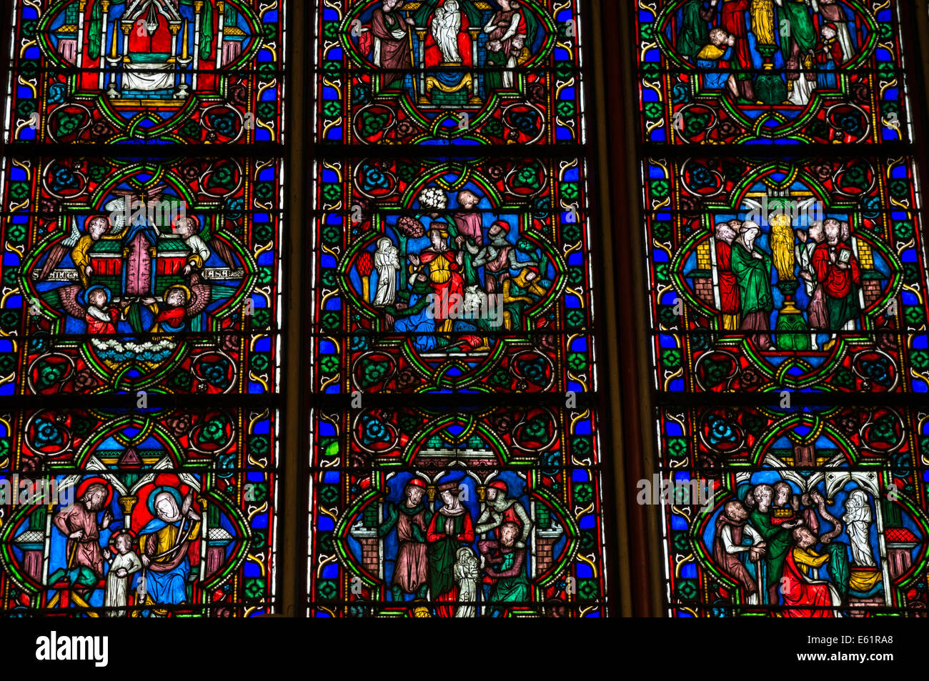 Vitrail à l'intérieur de la cathédrale notre Dame de Paris, France