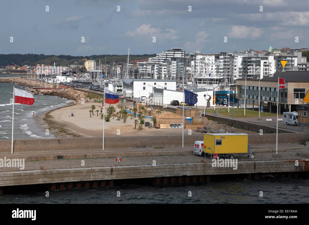 Plage tropicale avec palmiers sur Parapeten derrière la jetée nord du port d'Helsingborg, la vue vers le nord de la ville de Helsingborg. Banque D'Images