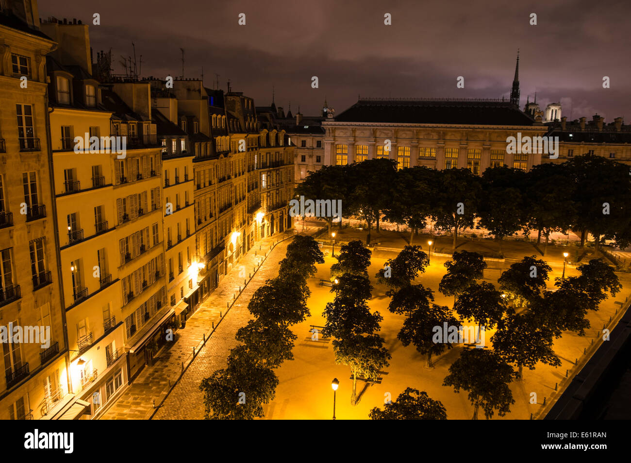 La Place Dauphine la nuit, Paris, France Banque D'Images