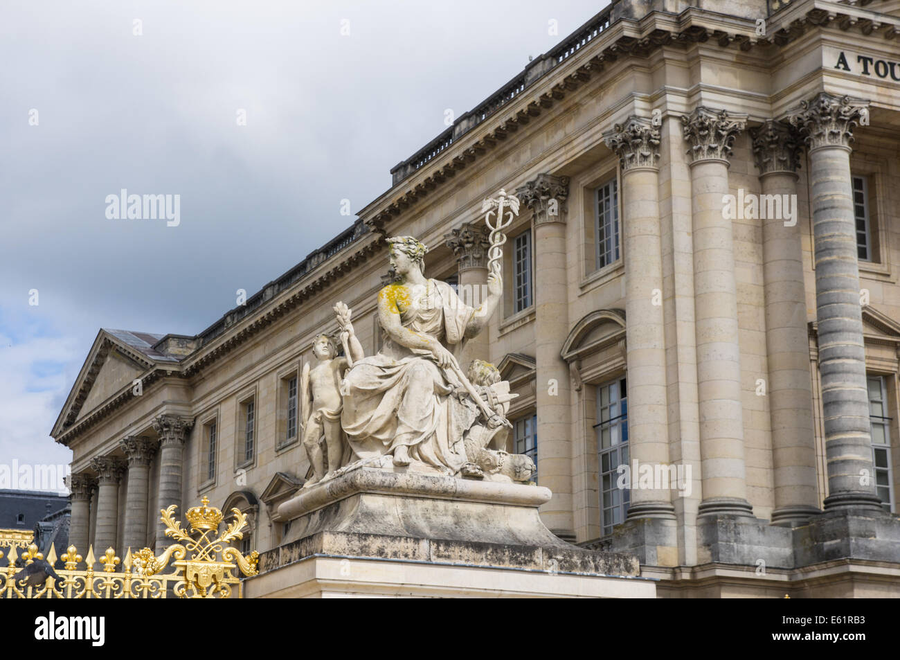 Statue à côté de la porte d'or du château de Versailles Château de Versailles [ ] en France Banque D'Images