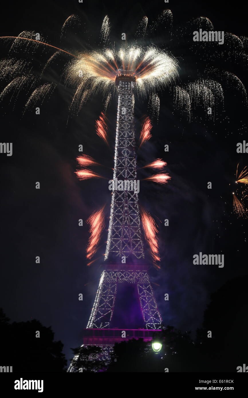 D'artifice lancé depuis la Tour Eiffel à Paris, France Pour Bastllle Day, AKA 14 Juillet, ou Catorze Julliet. Banque D'Images