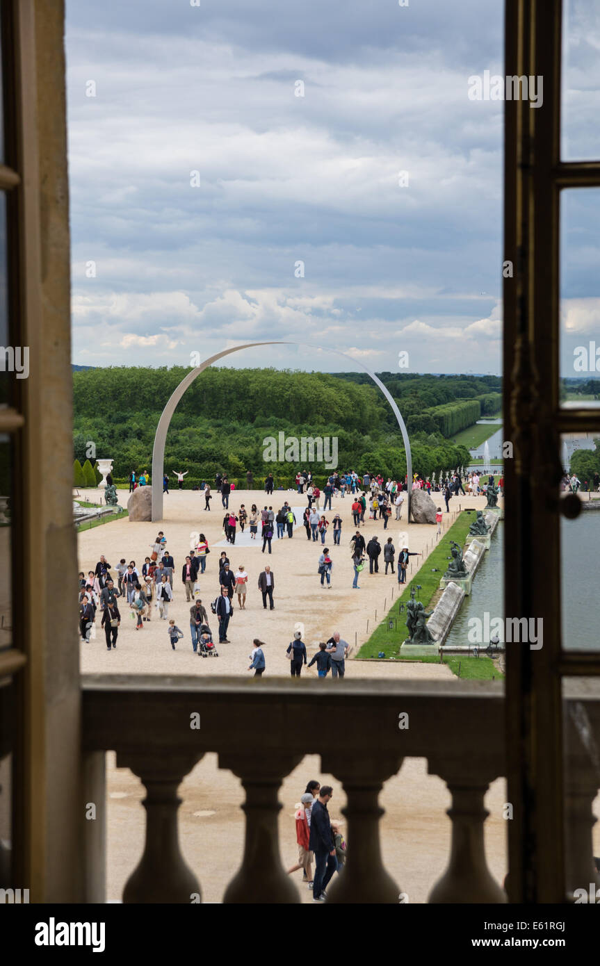 Vue depuis la fenêtre du Palais de Versailles en France Banque D'Images