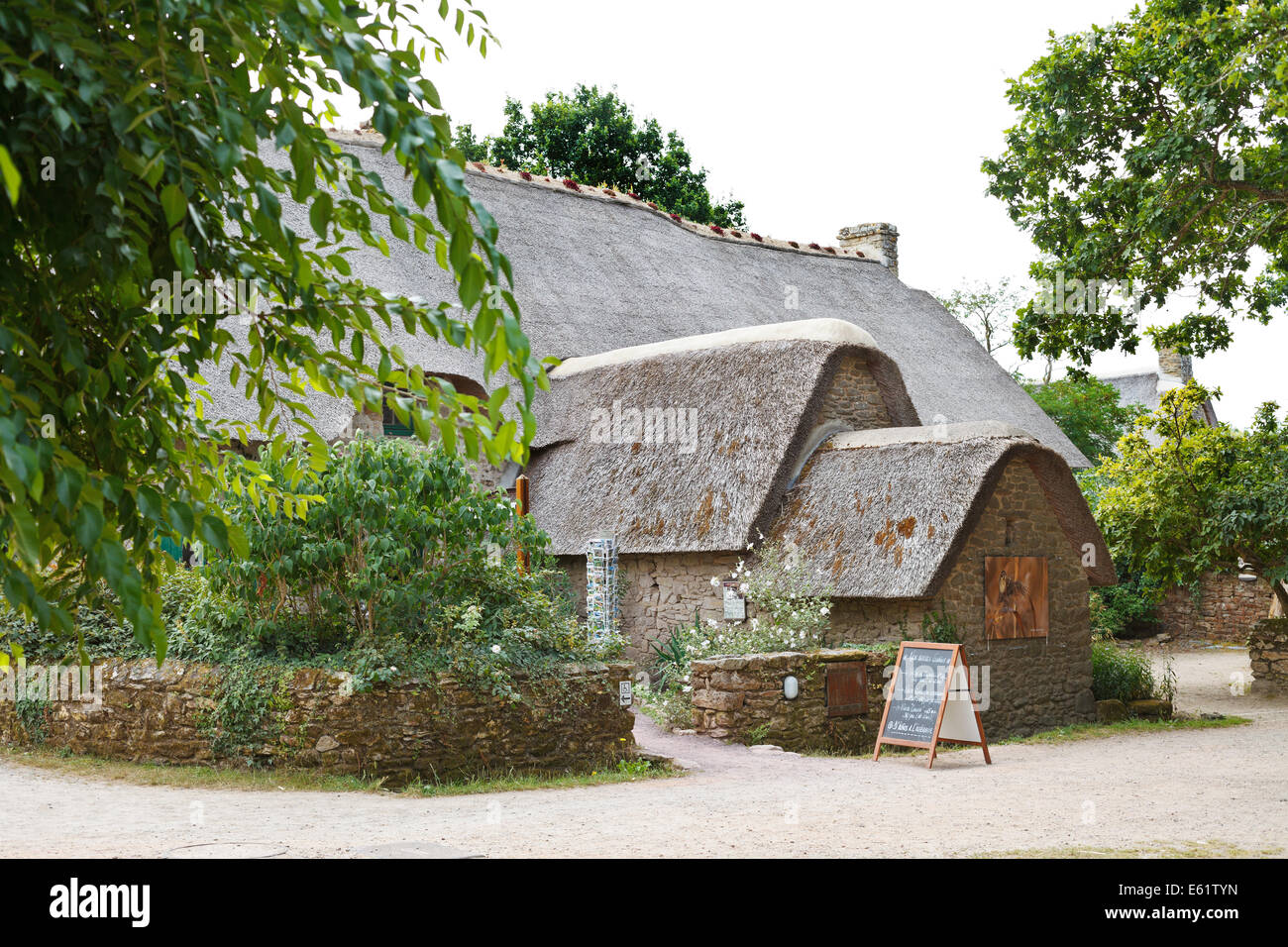 KERHINET,BRIERE, FRANCE - Le 27 juillet 2014 : ancienne maison en bois typique d'antan dans le Parc Naturel Régional de Brière, France. L'inclusion du parc Banque D'Images