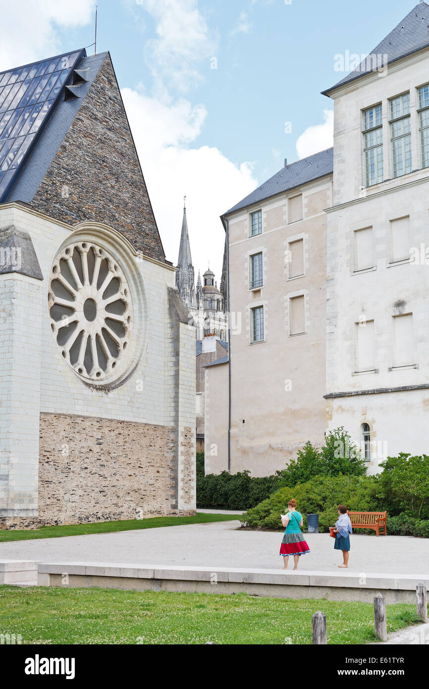 ANGERS, FRANCE - 28 juillet 2014 : les touristes près de Fine Art Museum de Anges, France. Angers est la ville dans l'ouest de la France et c'est l'h Banque D'Images