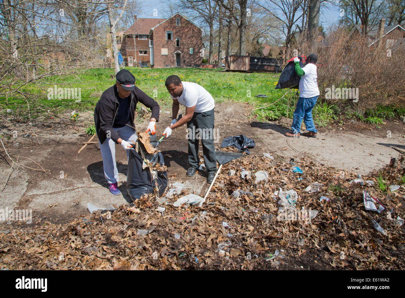 Detroit, Michigan - membres des trois Mile Drive Club Bloc nettoyer les ordures qui avaient été sous-évaluées sur un lot vacant. Banque D'Images
