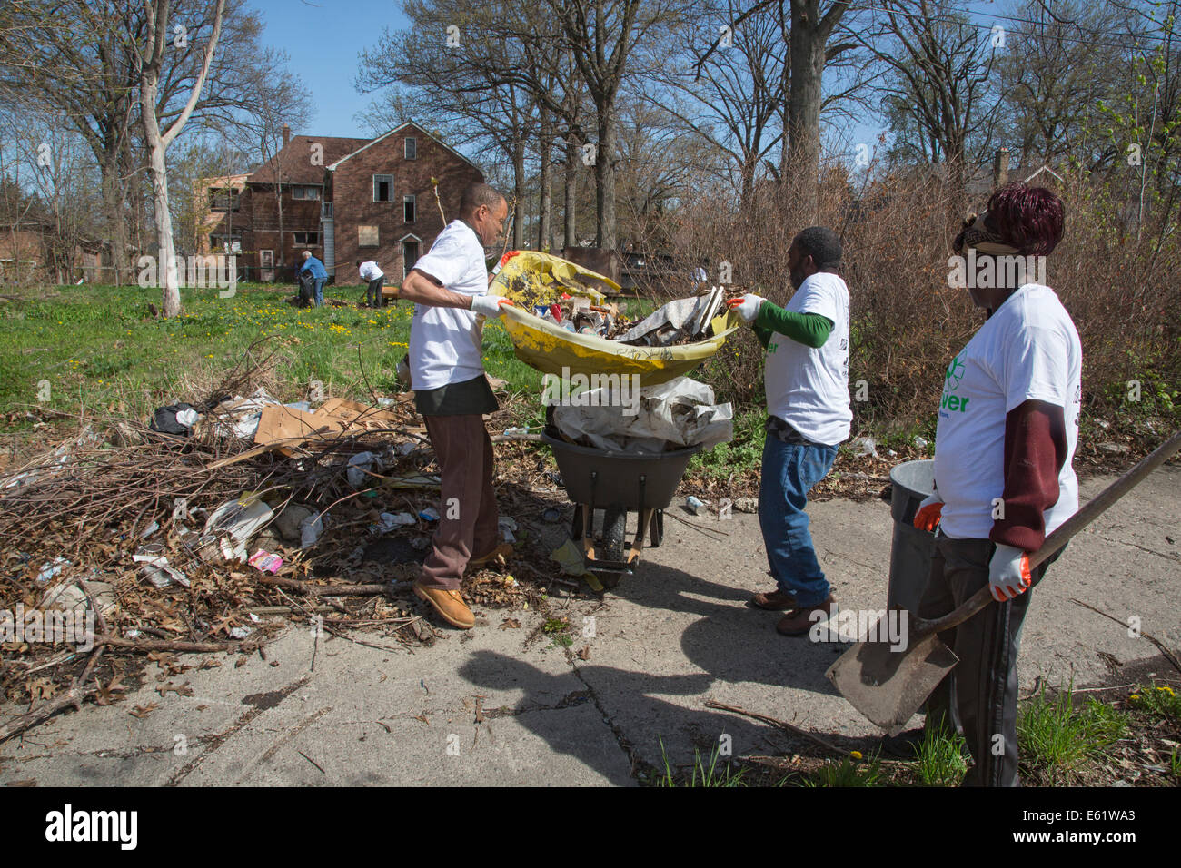 Detroit, Michigan - membres des trois Mile Drive Club Bloc nettoyer les ordures qui avaient été sous-évaluées sur un lot vacant. Banque D'Images