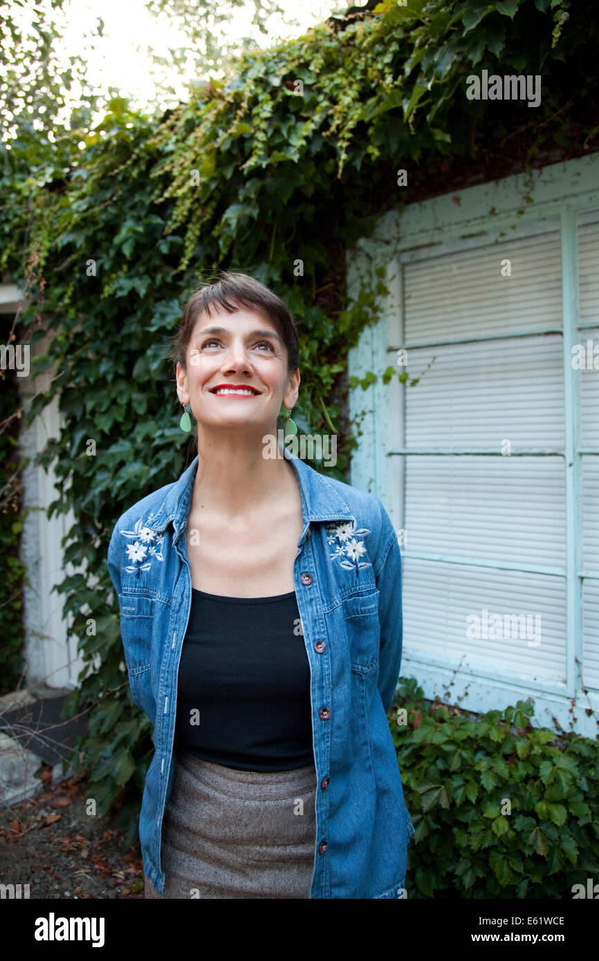 Smiling woman looking up Banque D'Images