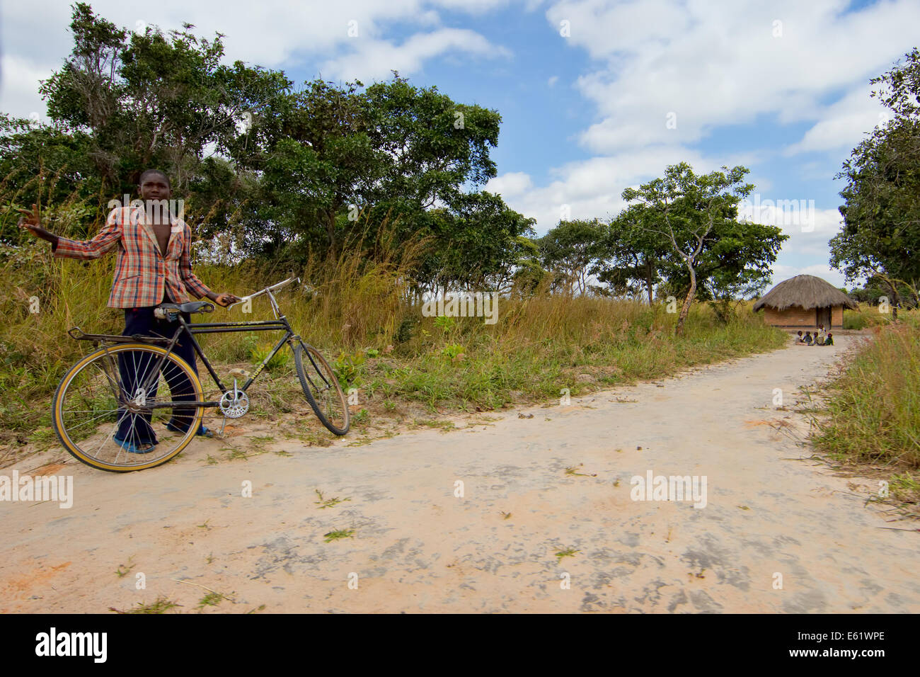 Le vélo est un mode de transport principal pour les personnes vivant dans les villages entourant les terres humides Bangweulu en Zambie. Banque D'Images