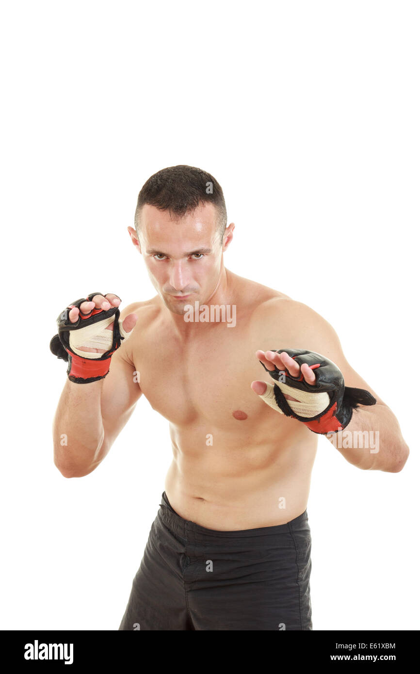 Fighter martial graves avec des gants de combat et bandage autour ses mains Banque D'Images