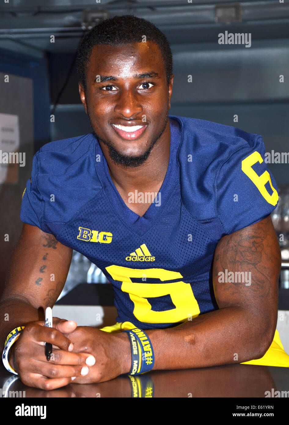 ANN Arbor, MI - Août 10 : Université du Michigan football player Raymon Taylor des pauses entre des autographes à la Michigan Football Banque D'Images