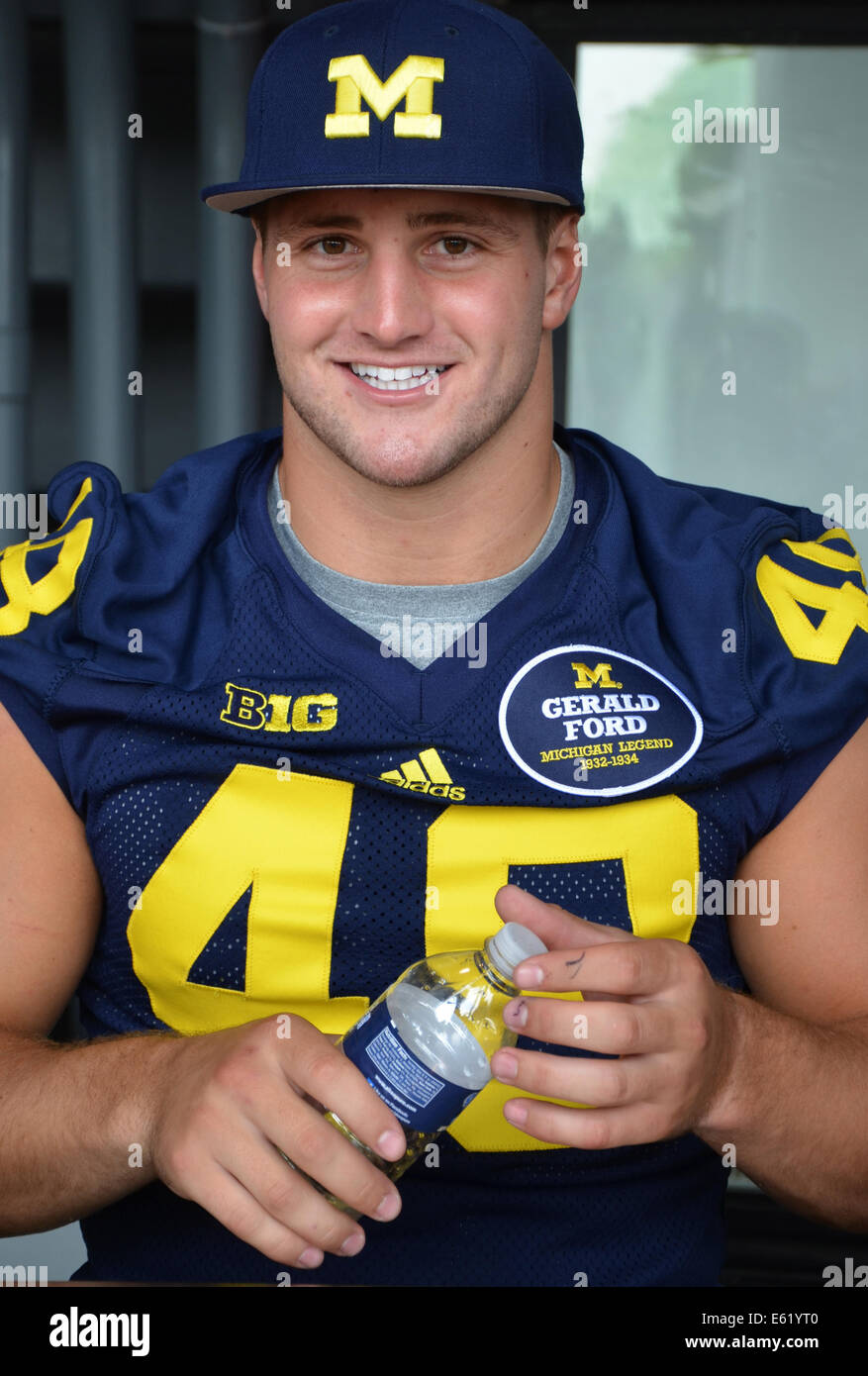 ANN Arbor, MI - Août 10 : Université du Michigan football player Desmond Morgan pauses entre des autographes à la Michigan Football Banque D'Images