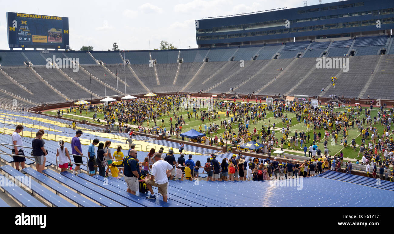 ANN Arbor, MI - Août 10 : Université du Michigan football fans attendre d'entrer dans le domaine de l'université de Michigan Football Jeunesse sur Augus Banque D'Images