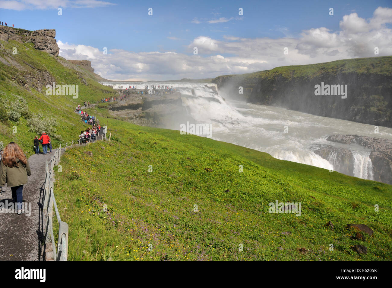 Les touristes bénéficiant d'une vue panoramique sur la cascade de Gullfoss sur la rivière Hvita au sud-ouest de l'Islande Banque D'Images