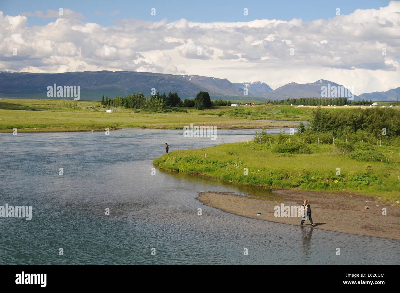 La pêche sur la Bruara River dans le sud de l'Islande entouré de paysages vierges Banque D'Images