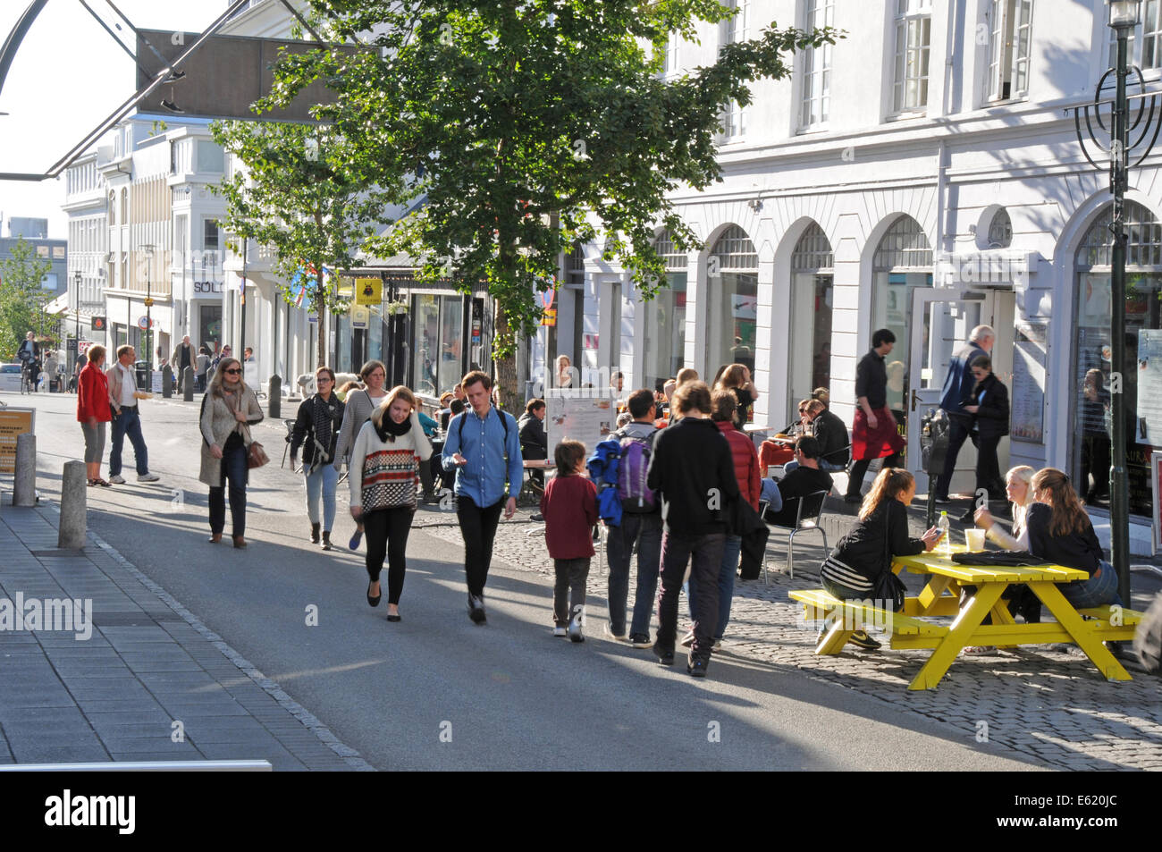 Les gens, les magasins, restaurants et pubs à pied du côté de la rue Laugavegur, dans le centre de Reykjavik sur une journée ensoleillée en Islande Banque D'Images
