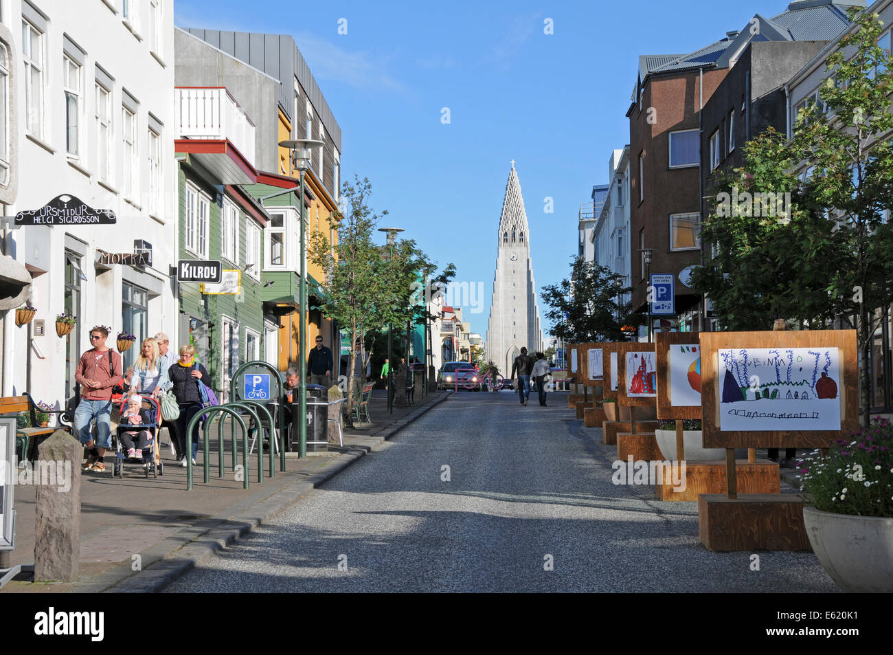 Skolavoerdustigur avec route Hallgrímskirkja Église évangélique luthérienne en centre-ville de Reykjavík, Islande Banque D'Images