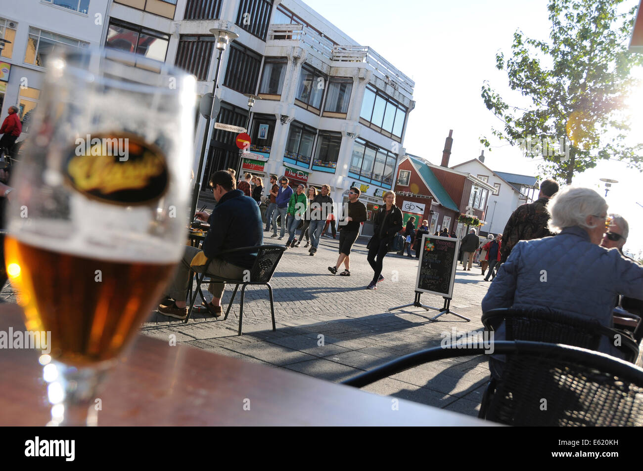 Les gens, les magasins, restaurants et pubs à pied du côté de la rue Laugavegur, dans le centre de Reykjavik sur une journée ensoleillée en Islande Banque D'Images